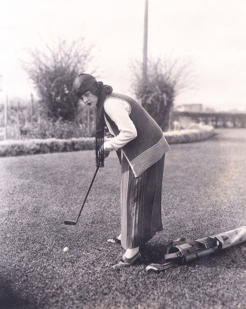 mujer jugando al golf
 - Foto, imagen