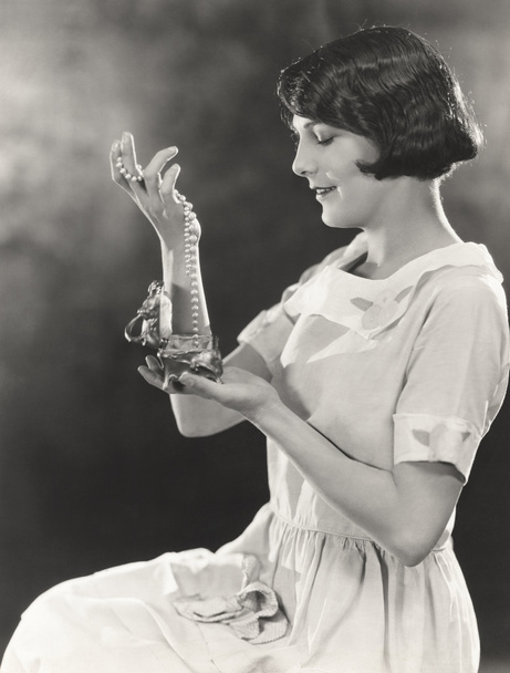 mujer sosteniendo regalo de perlas
 - Foto, Imagen