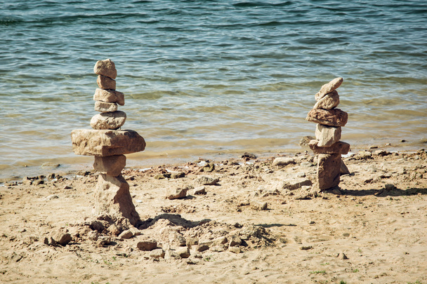 Torres de pedra à beira do lago
 - Foto, Imagem
