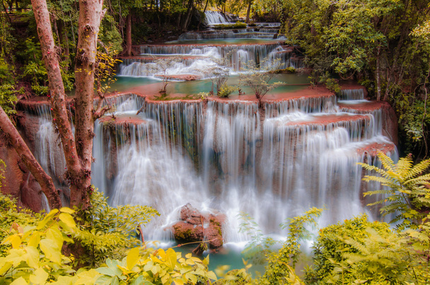 Huay Mae Kamin waterval Nationaal Park, Kanchanaburi, Thailand - Foto, afbeelding