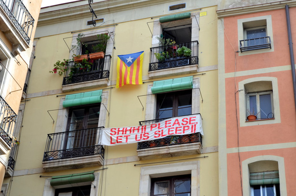 Barcelona balkon protestním znakem, prosím, dejte nám slee - Fotografie, Obrázek