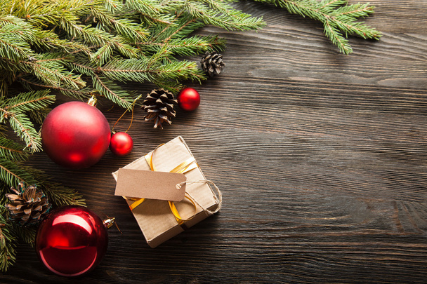 Árbol de Navidad con caja de regalo y decoraciones sobre fondo de madera
 - Foto, imagen