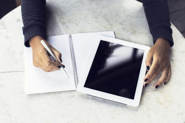 Mãos de menina com tablet digital e diário em branco
 - Foto, Imagem