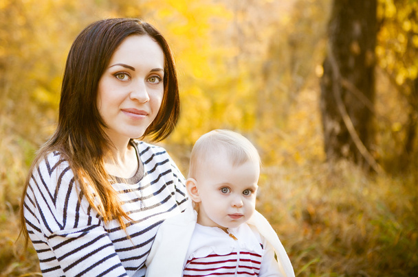 Mère avec son bébé fille dans le parc d'automne
 - Photo, image