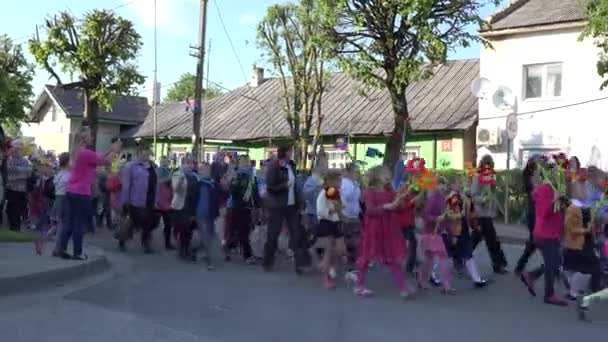 parada dzieci z flagami i kwiatami na festiwalu miejskim - Materiał filmowy, wideo