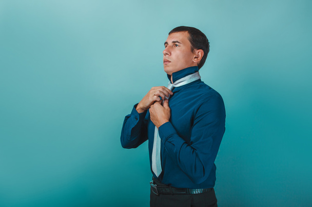 un hombre de apariencia europea treinta años endereza su corbata en
 - Foto, imagen