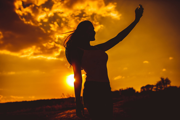 Auto femme photo soi-même au coucher du soleil Nature se soulage sur un colis
 - Photo, image