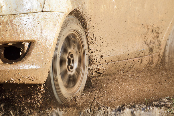 Rally auto in modderige weg - Foto, afbeelding