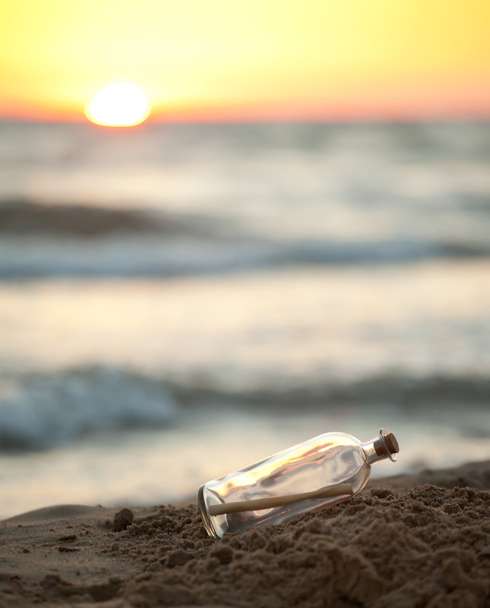 Viesti pullossa meren rannalla
 - Valokuva, kuva
