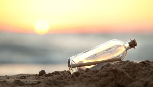 Mensaje en una botella en la playa de mar
 - Foto, imagen