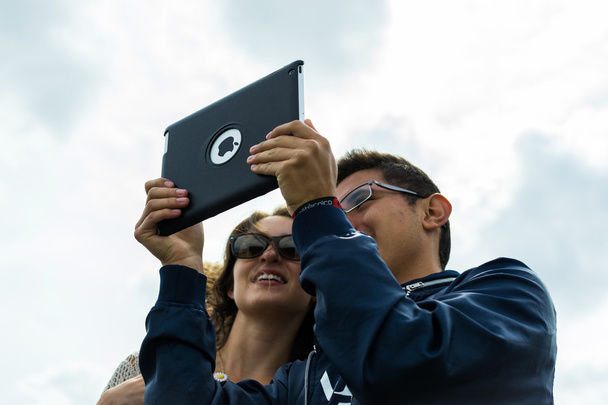 Tourists Taking a Selfie with Apple iPad - Valokuva, kuva
