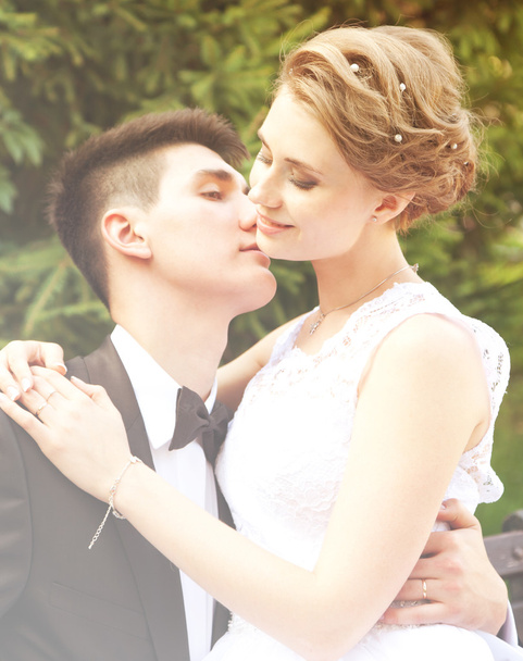 Sanfter Bräutigam küsst die Braut - Foto, Bild