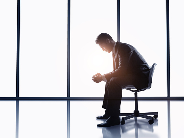 Uomo d'affari seduto su una sedia - Foto, immagini