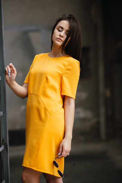Приваблива модна жінка в помаранчевій сукні
 - Фото, зображення