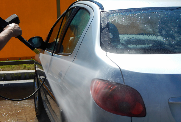 Lavadora de chorro de alta presión en proceso de lavado de automóviles
 - Foto, imagen