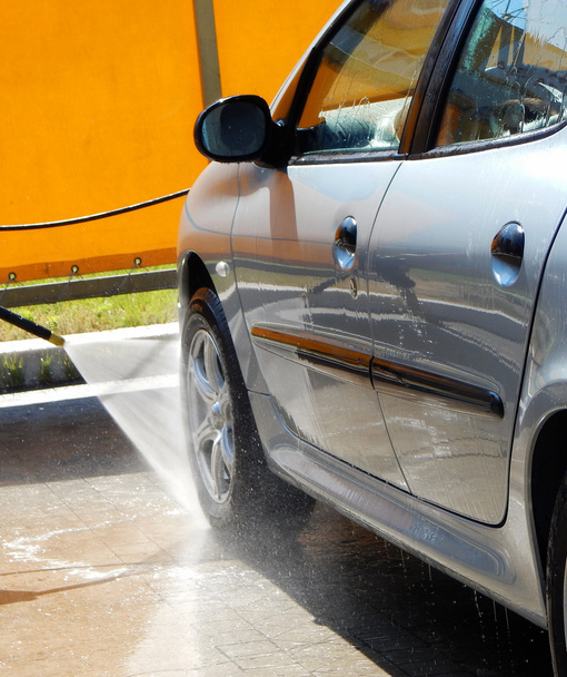 Hogedruk jet wasmachine na verloop van auto wassen - Foto, afbeelding