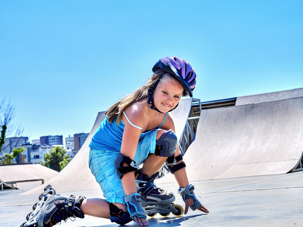 Дівчина катається на ковзанах
 - Фото, зображення