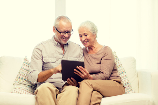 happy senior couple with tablet pc at home - Foto, Imagen