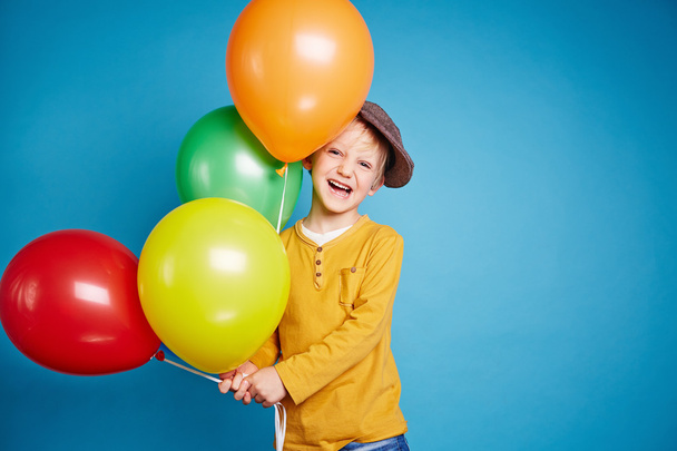 kleiner Junge mit Luftballons - Foto, Bild
