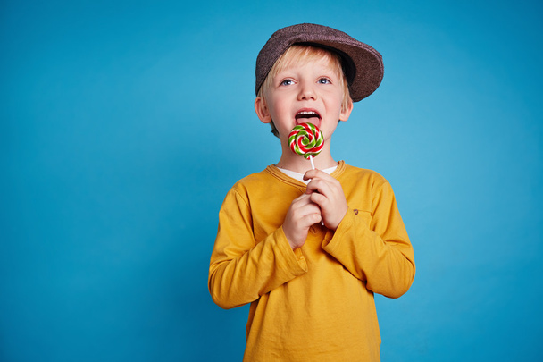 Boy eating lollipop - Zdjęcie, obraz