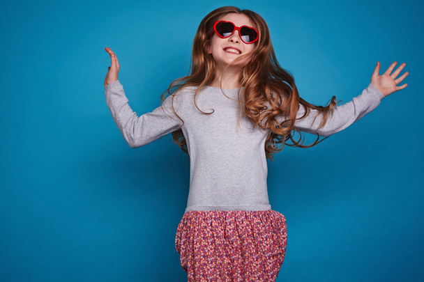 Girl in  sunglasses and casualwear - Fotó, kép