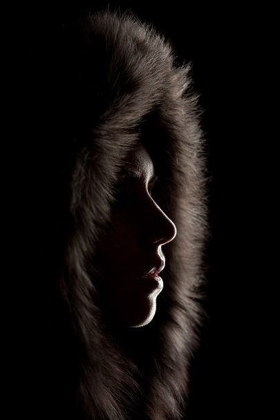 Silhouette of a girl in the hood - Foto, Bild