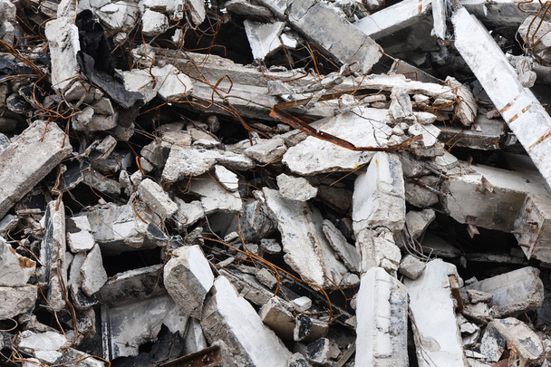破壊された建物の瓦礫 - 写真・画像