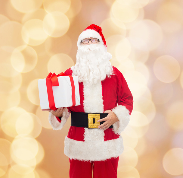 man in costume of santa claus with gift box - Foto, afbeelding