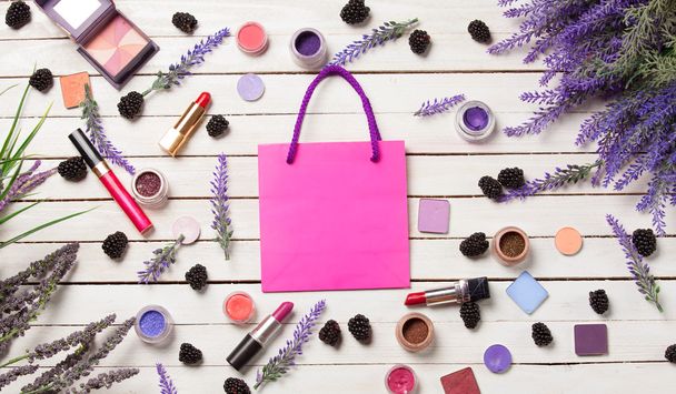 saco rosa e cosméticos
  - Foto, Imagem