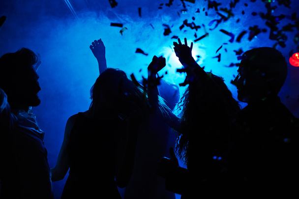 Menschen tanzen in Konfetti - Foto, Bild
