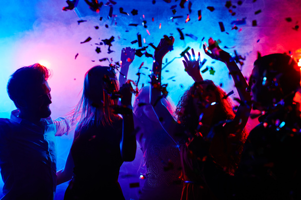 les gens dansent dans les confettis
 - Photo, image