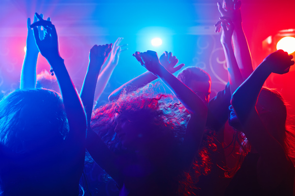 Ludzie tańczą w nocnym klubie. - Zdjęcie, obraz