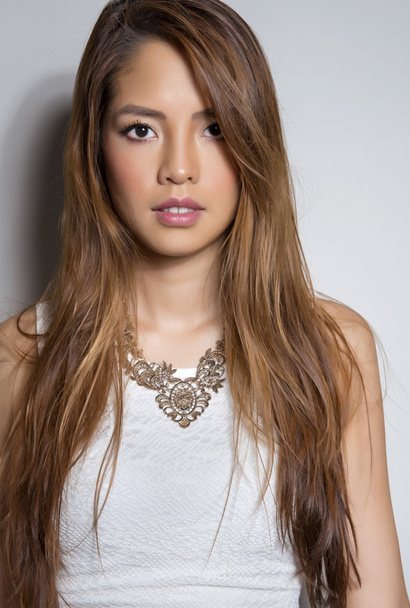 kusursuz cilt ile beyaz elbiseli güzel Asyalı genç kadın - Fotoğraf, Görsel