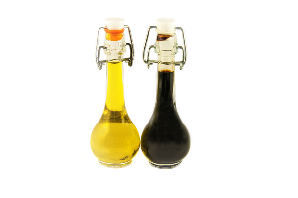 Deux bouteilles de vinaigre de vin et d'huile d'olive
  - Photo, image