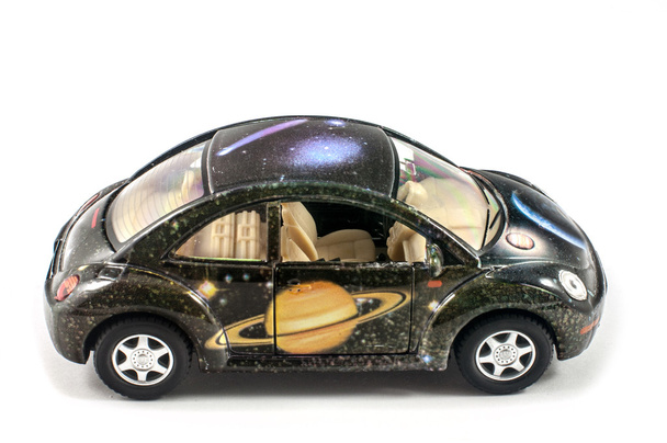 Pequeno carro de brinquedo Estrelas e planetas pintados
 - Foto, Imagem