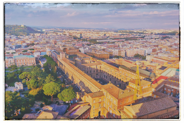 Panoramisch uitzicht van de stad Rome en de Vaticaanse musea van de top van de koepel van de basiliek van St. Peter - Foto, afbeelding