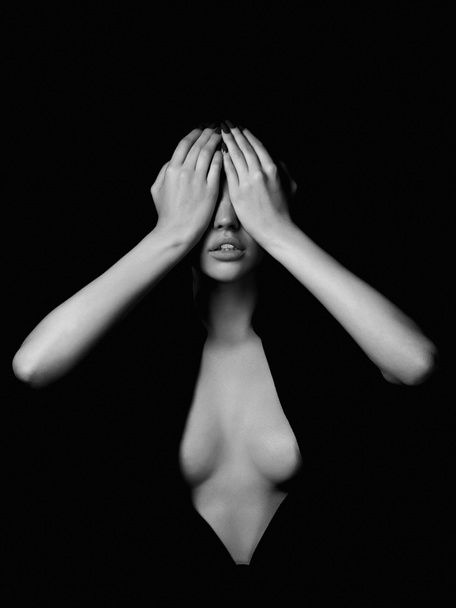 молодая красивая женщина с сексуальным телом. Обнаженная девушка на черном фоне
 - Фото, изображение