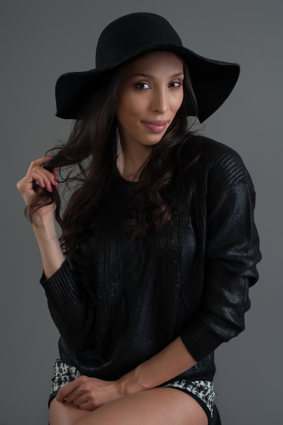 Hispanic fashion model posing at studio - Foto, afbeelding