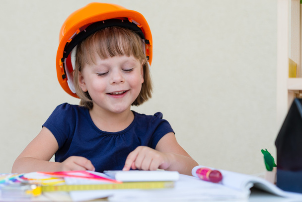 Sorridente bambina in arancione casco protettivo - Giocare ingegnere o costruttore
 - Foto, immagini
