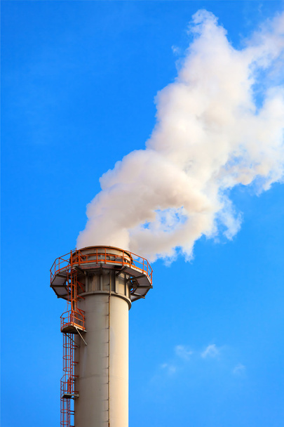 Humo denso de una chimenea, cielo azul - Foto, Imagen