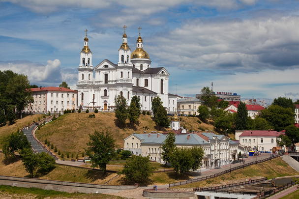Vitebsk. Montaña de asunción. Vista del templo del Espíritu Santo y de la Catedral de la Santa Dormición
. - Foto, Imagen