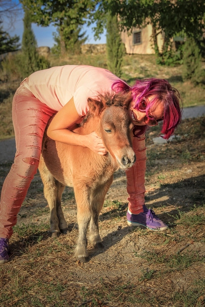 Mujer con pony de granja
 - Foto, Imagen