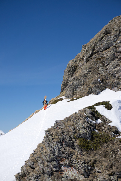 Snowboarder geht für Freeride bergauf - Foto, Bild