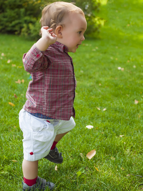 Un bebé aprende a caminar
. - Foto, imagen