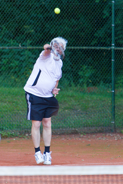 Uomo anziano che gioca a tennis
 - Foto, immagini