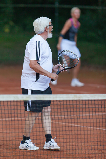 starší muž hraje tenis - Fotografie, Obrázek