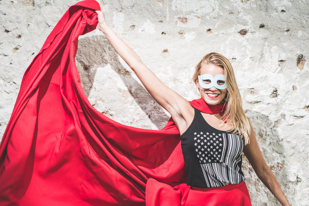 Blondi supersankari nainen poseeraa punainen vaippa
 - Valokuva, kuva