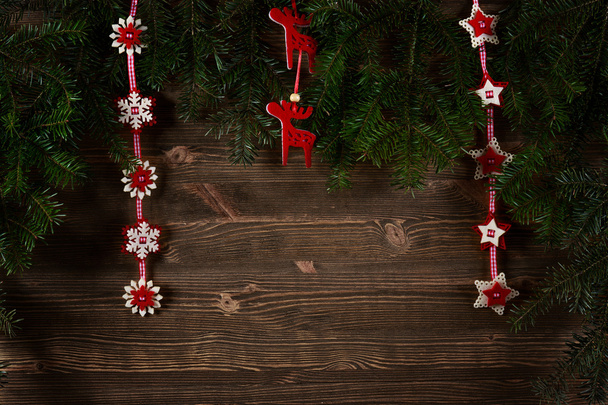 Vieilles planches ornées de brindilles et de décorations d'arbres de Noël
 - Photo, image