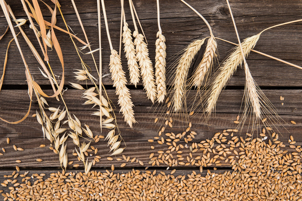 Ears of wheat on old wooden table - Foto, Bild