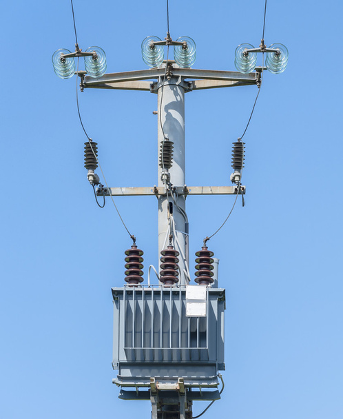 Электрический трансформатор на электрическом полюсе - Фото, изображение